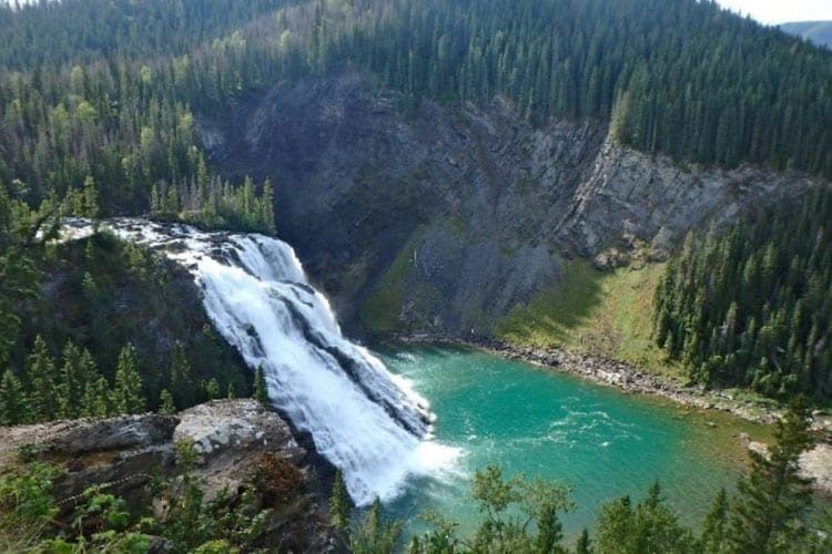 Les chutes Kinuseo Falls dans le parc Monkman près de Tumbler Ridge Les chutes Kinuseo Falls dans le parc Monkman près de Tumbler Ridge