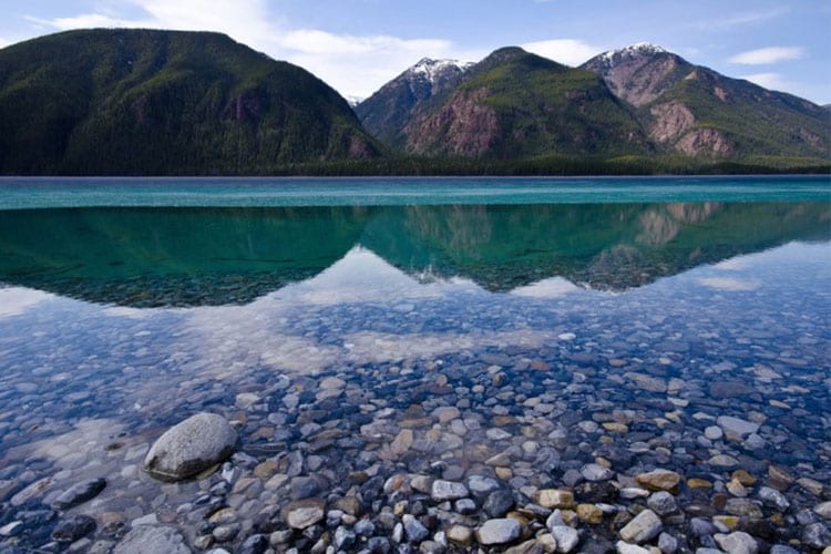 Le Muncho Lake près de Toad River, à l’extrême nord de la province Le Muncho Lake près de Toad River, à l’extrême nord de la province